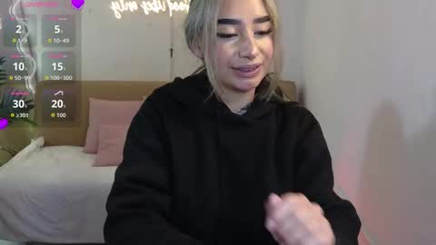 Snapshot of malory_tay chatting on 11, 11, 2025 Malory online show from 11, 11, 2025