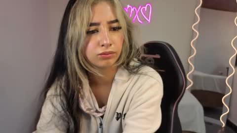 Snapshot of malory_tay chatting on 14, 11, 2025 Malory online show from 14, 11, 2025