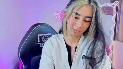 Snapshot of malory_tay chatting on 21, 11, 2025 Malory online show from 21, 11, 2025