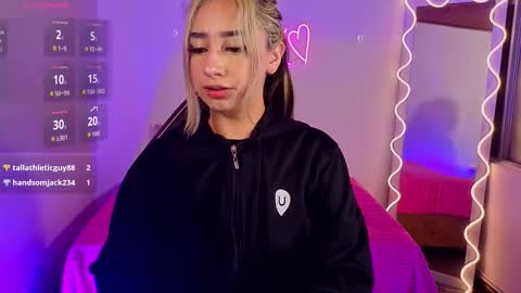 Snapshot of malory_tay chatting on 23, 11, 2025 Malory online show from 23, 11, 2025