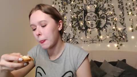 Snapshot of mandymilson chatting on 14, 11, 2025 Mandy online show from 14, 11, 2025