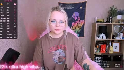 Snapshot of marcelinepeach chatting on 2, 2, 2025 Sara online show from 2, 2, 2025