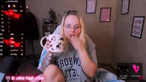 Snapshot of marcelinepeach chatting on 1, 3, 2025 Sara online show from 1, 3, 2025