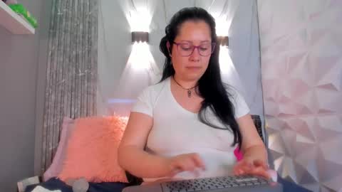 Snapshot of marianasmitt chatting on 1, 12, 2025 marianasmitt online show from 1, 12, 2025