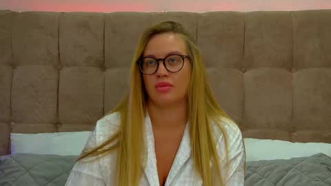 Snapshot of marianeumann chatting on 6, 3, 2025 Maria online show from 6, 3, 2025