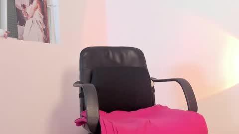 Snapshot of marie_pourtoi chatting on 15, 10, 2025 700 pm Washington time online show from 15, 10, 2025