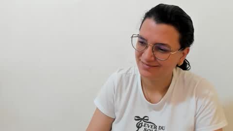 Snapshot of marilyn_garcia chatting on 9, 11, 2025 MARILYN SEXY online show from 9, 11, 2025