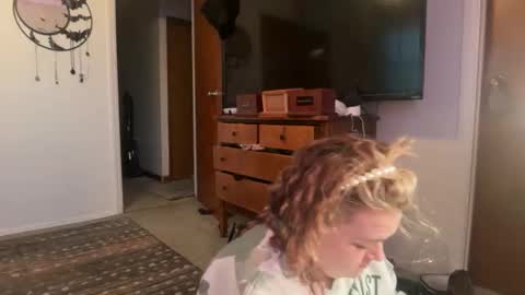 Snapshot of maroon_moon chatting on 1, 11, 2025 maroon_moon online show from 1, 11, 2025