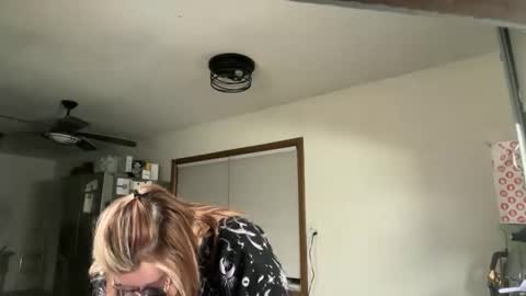 Snapshot of maroon_moon chatting on 17, 11, 2025 maroon_moon online show from 17, 11, 2025