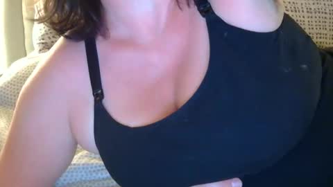 Snapshot of marriedcouple9 chatting on 7, 6, 2026 Jess and Nick online show from 7, 6, 2026