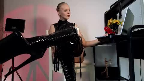 Snapshot of marthahoffman chatting on 4, 10, 2025 Ultimate Goddess online show from 4, 10, 2025