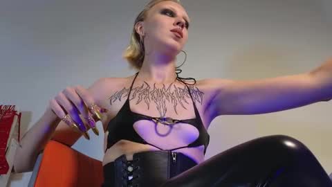 Snapshot of marthahoffman chatting on 29, 11, 2025 Ultimate Goddess online show from 29, 11, 2025