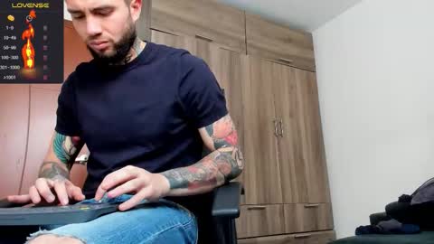 Snapshot of master_steven_01 chatting on 28, 11, 2025 steven online show from 28, 11, 2025