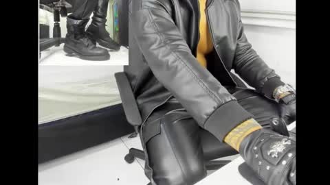 Snapshot of mastercash_leather chatting on 22, 12, 2025 mastercash_leather online show from 22, 12, 2025