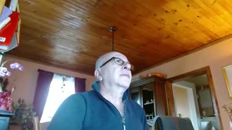 Snapshot of mauriceandre chatting on 2, 2, 2025 Maurice online show from 2, 2, 2025