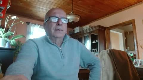 Snapshot of mauriceandre chatting on 17, 12, 2025 Maurice online show from 17, 12, 2025