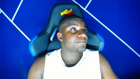 Snapshot of max_jones2 chatting on 13, 10, 2025 MAX online show from 13, 10, 2025