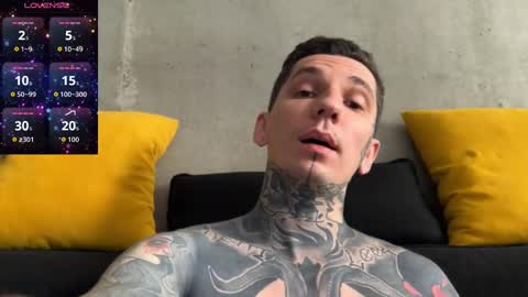 Snapshot of max_reaves chatting on 27, 10, 2025 online show from 27, 10, 2025