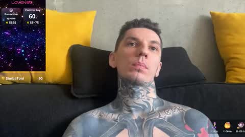 Snapshot of max_reaves chatting on 28, 11, 2025 online show from 28, 11, 2025