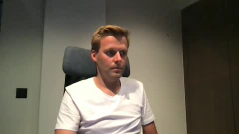 Snapshot of max_straight_1 chatting on 10, 9, 2025 Max take off clothes online show from 10, 9, 2025