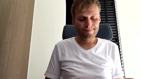 Snapshot of max_straight_1 chatting on 9, 10, 2025 Max take off clothes online show from 9, 10, 2025