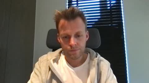 Snapshot of max_straight_1 chatting on 23, 11, 2025 Max take off clothes online show from 23, 11, 2025