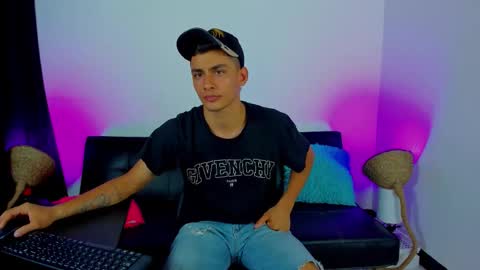 Snapshot of max_wild01 chatting on 31, 10, 2025 MAX online show from 31, 10, 2025