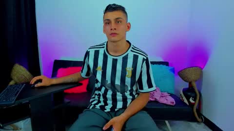 Snapshot of max_wild01 chatting on 29, 11, 2025 MAX online show from 29, 11, 2025