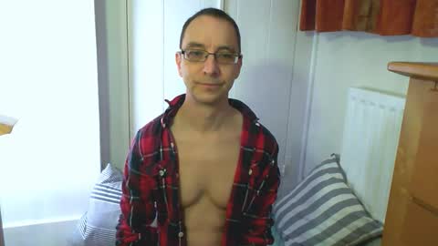 Snapshot of maxdavies chatting on 15, 12, 2025 Max Davies online show from 15, 12, 2025