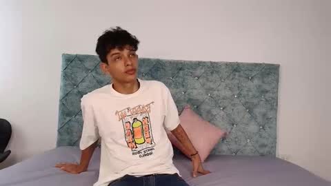 Snapshot of maxfrost_1 chatting on 19, 12, 2025 M A X F R O S T online show from 19, 12, 2025