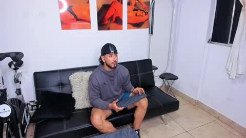 Snapshot of maximo004 chatting on 21, 11, 2025 Maximo online show from 21, 11, 2025