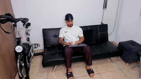 Snapshot of maximo004 chatting on 25, 11, 2025 Maximo online show from 25, 11, 2025