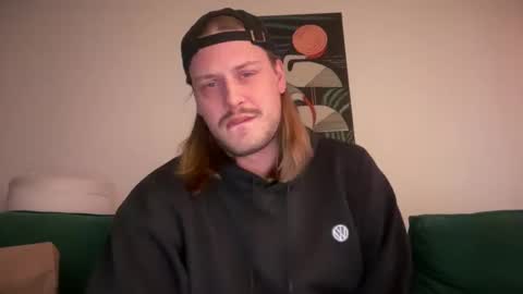 Snapshot of maxwatts95 chatting on 22, 11, 2025 Max Watts online show from 22, 11, 2025