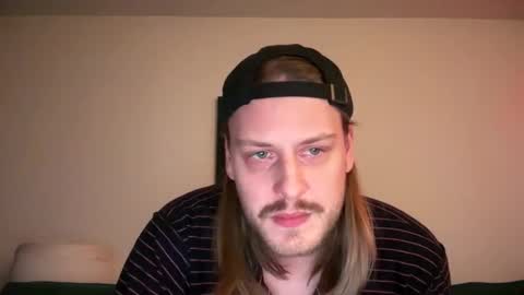 Snapshot of maxwatts95 chatting on 14, 12, 2025 Max Watts online show from 14, 12, 2025