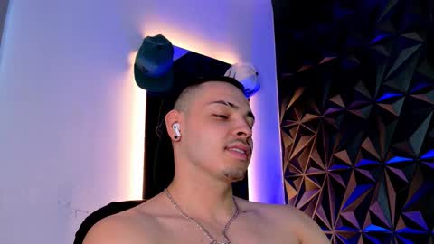 MAX online show from 14, 10, 2025