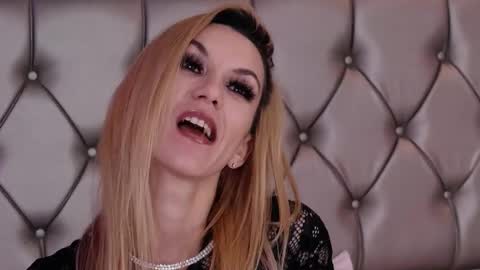 Snapshot of mayahales chatting on 4, 12, 2025 Maya online show from 4, 12, 2025