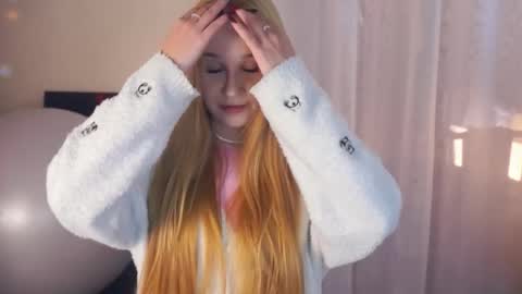 Snapshot of maybellebyone chatting on 22, 12, 2025 Milina online show from 22, 12, 2025