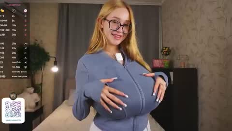 Snapshot of maybellebyone chatting on 5, 7, 2026 Milina online show from 5, 7, 2026