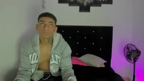 Snapshot of maykel_and_mike chatting on 27, 11, 2025 maykel_and_mike online show from 27, 11, 2025