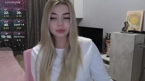 Snapshot of maymallorie chatting on 2, 2, 2025 may online show from 2, 2, 2025