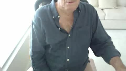 Snapshot of mbeastie chatting on 4, 12, 2025 Beastie online show from 4, 12, 2025