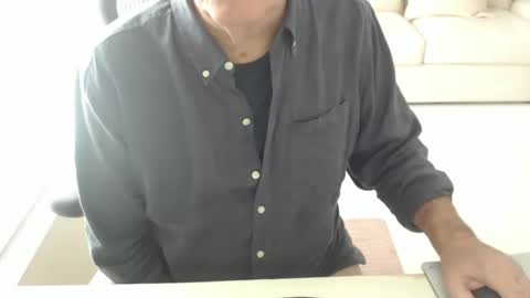 Snapshot of mbeastie chatting on 16, 12, 2025 Beastie online show from 16, 12, 2025