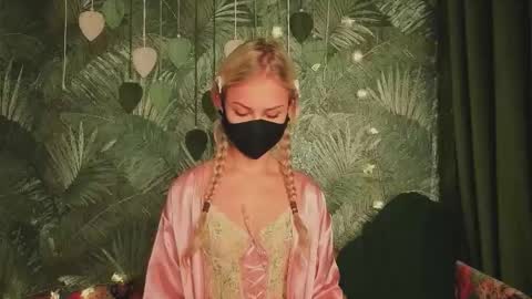 Snapshot of meeeewmeeeeow chatting on 27, 10, 2025 meeeewmeeeeow online show from 27, 10, 2025