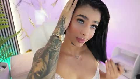 Snapshot of meganlowell chatting on 20, 11, 2025 Megan Lowell online show from 20, 11, 2025