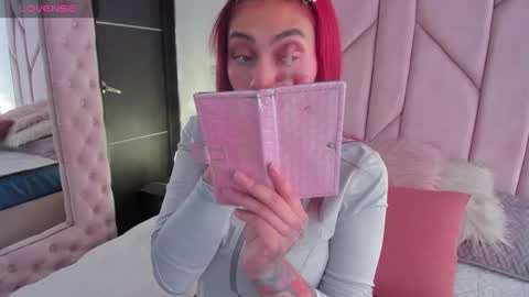 Snapshot of melanie_roux_ chatting on 4, 11, 2025 Melanie roux online show from 4, 11, 2025