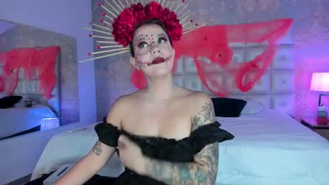 Melanie Roux online show from 5, 10, 2025