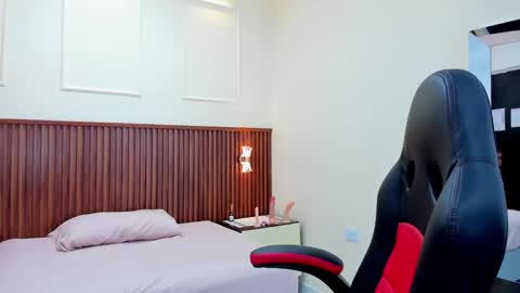 M E L I N A  online show from 1, 3, 2025