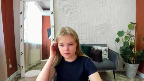 Snapshot of melissa_199 chatting on 8, 10, 2025 Sophia online show from 8, 10, 2025