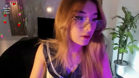 Snapshot of melodylanee chatting on 27, 11, 2025 melodylanee online show from 27, 11, 2025