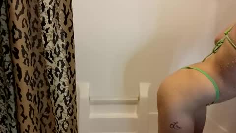 Snapshot of meltingmynx chatting on 13, 10, 2025 meltingmynx online show from 13, 10, 2025